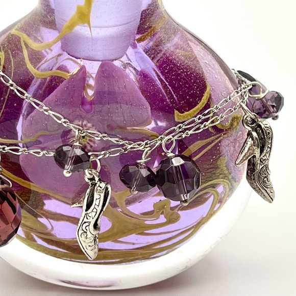 NWT 💟 DOUBLE STRAND CHARM BRACELET IN TONES OF PURPLE CRYSTALS WITH SHOE CHARMS - Picture 3 of 8
